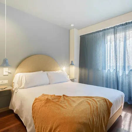 Aspasios Diagonal Art Apartment